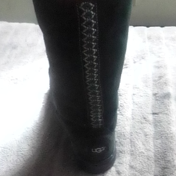 UGG - Picture 2 of 3